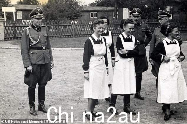 其中一张照片中可以看到穿着护士制服的纳粹军官和妇女在大笑