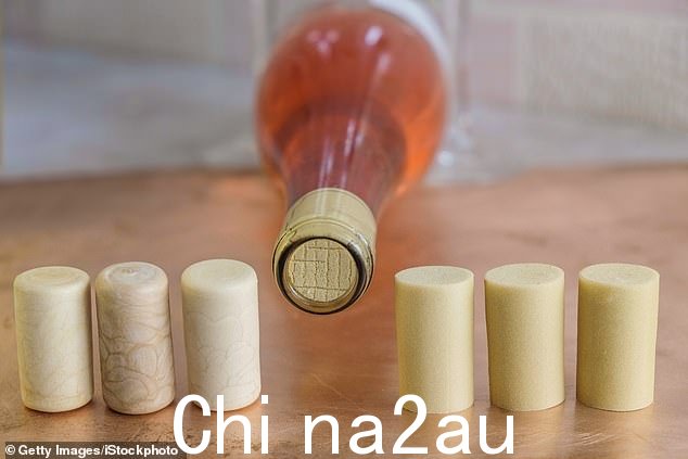 研究人员发现,瓶子上有塑料软木塞的葡萄酒中微塑料含量明显更高