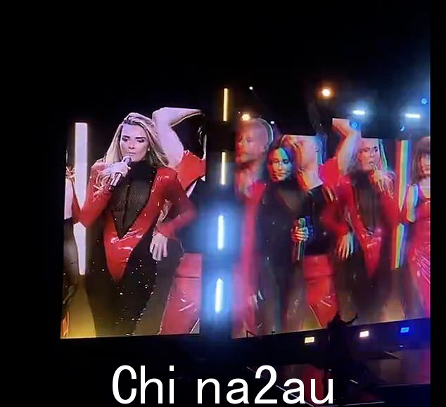 Nadine Coyle 在 Girls Aloud 巡演期间经历了一个尴尬的时刻,因为她在都柏林的舞台上忘记了其中一首歌的歌词