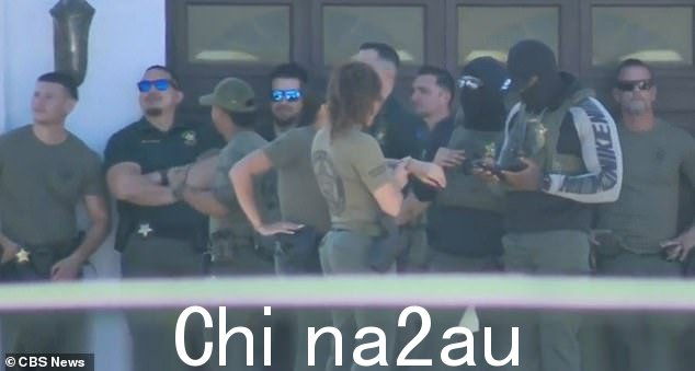数十名布劳沃德警长办公室代表我们在他位于西南 146 大道和 46 街的豪宅中看到了