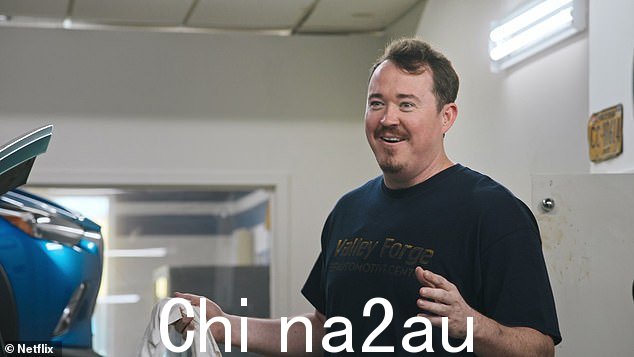 这位喜剧演员是肖恩·吉利斯 (Shane Gillis),他利用围绕他的争议,将自己的单口喜剧事业发展得越来越成功。他在 Netflix 上主演了六集剧集《轮胎》(如图)