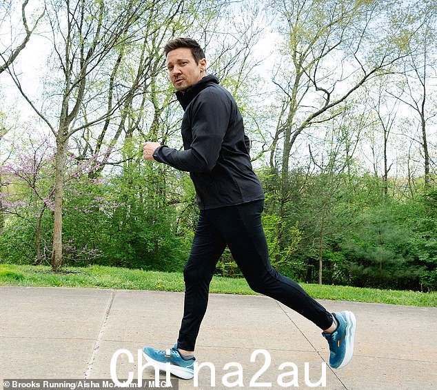 在新的 Let's Run There 活动中,可以看到雷纳在城市的各个地方慢跑
