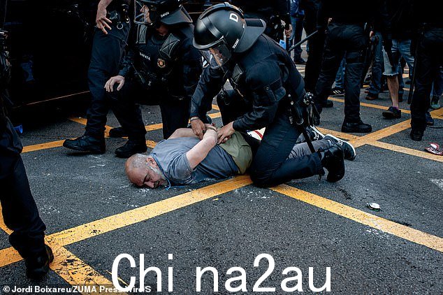 一名男子在抗议路易威登时装秀期间被警察拘留