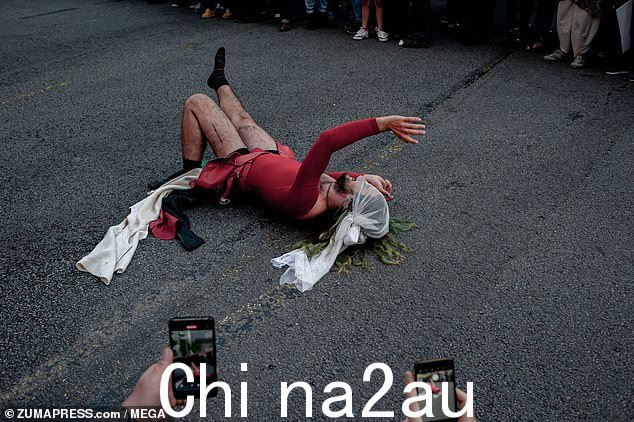 穿着精致服装的抗议者因动物权利问题示威反对演出
