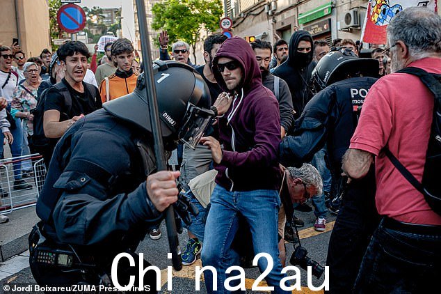 抗议者在抗议路易威登时装秀期间与警察发生冲突