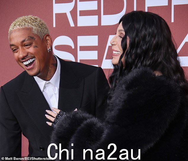 爱情鸟在走红地毯时分享了笑声
