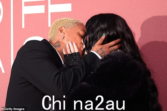 这位 78 岁的音乐偶像在红地毯上亲吻了她 38 岁的男友