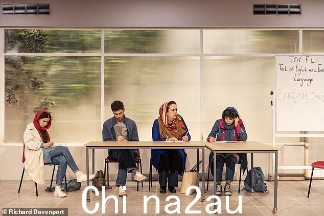 我们发现一个 18 岁的孩子(右,由 Sara Hazemi 饰演)喜欢哥伦比亚流行歌手夏奇拉,而一位年长的女人(中右,由 Lanna Joffrey 饰演)对她的加拿大的儿子不回复她的语音邮件