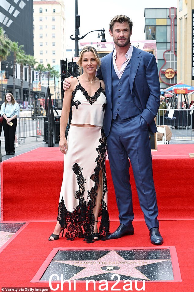 克里斯·海姆斯沃斯 (Chris Hemsworth) 与妻子埃尔莎·帕塔基 (Elsa Pataky) 和他们的三个孩子于周四出席了他的好莱坞星光大道明星揭幕仪式