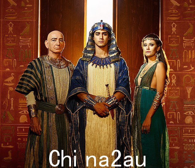 Avan Jogia 主演了电视剧《图坦卡蒙》 (2015),与 Ben Kingsley 爵士和 Sibylla Deen 演对手戏; Avan、Ben 和 Sibylla 摄于 2015 年