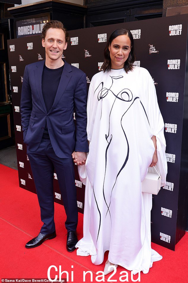43 岁的汤姆·希德勒斯顿 (Tom Hiddleston) 和 39 岁的妻子扎维·阿什顿 (Zawe Ashton) 也为该剧首映之夜的红地毯增光添彩