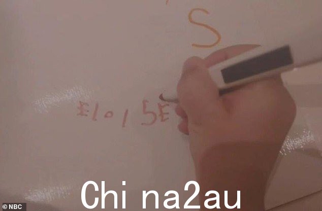 '这是我 3 1/2 岁的孩子,她写下了她妹妹的名字,她是两岁的埃洛伊丝 (Lyla) 写的。'克里斯指着吉米举起的一张照片说道。