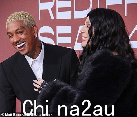 夫妻俩一起出席盛大的晚会,尽显恩爱