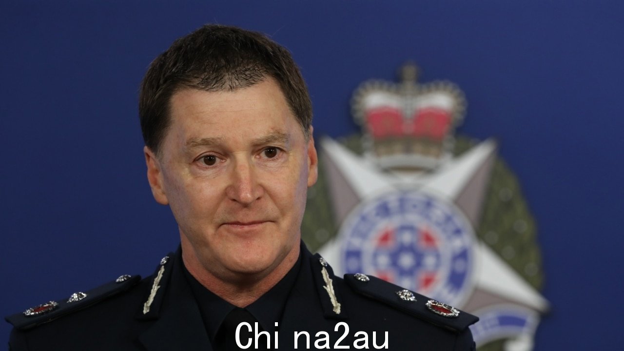 维多利亚州警察局长辩护工资协议纠纷中请假” fetchpriority=