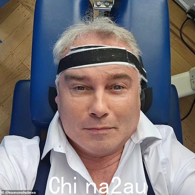 他每天都在进行理疗,并且在分居的妻子露丝的支持下使用拐杖或轮椅出行