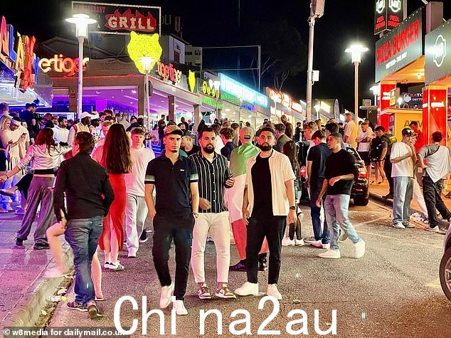 游客聚集在马略卡岛马盖鲁夫的地带,度过一个醉醺醺的夜晚