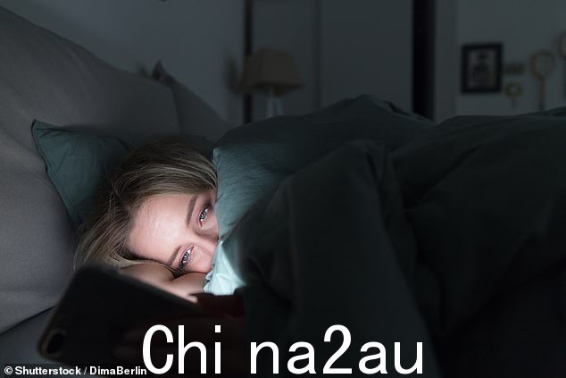 睡前避免使用智能手机、电脑或平板电脑等电子设备(库存图片)