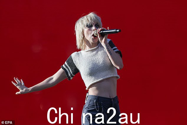 摇滚乐队 Paramore 在晚上 7 点后开始了音乐会,但是门票上注明演出应该在下午 6 点开始