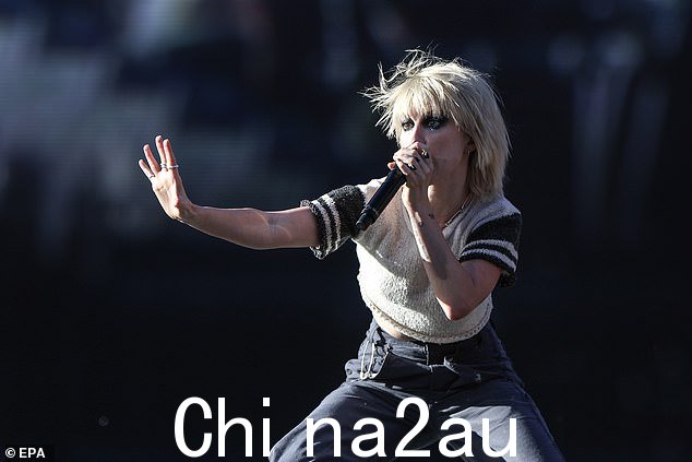 35 岁的主唱海莉·威廉姆斯 (Hayley Williams) 以休闲合奏的形式走上舞台,为疲惫不堪的歌迷献上一场终生难忘的表演