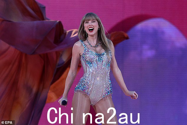 这是在泰勒本月早些时候以时尚的方式重返她价值 14 亿英镑的 Eras 巡演之后,她在巴黎舞台上推出了新的 The Tortured Poets Department 服装