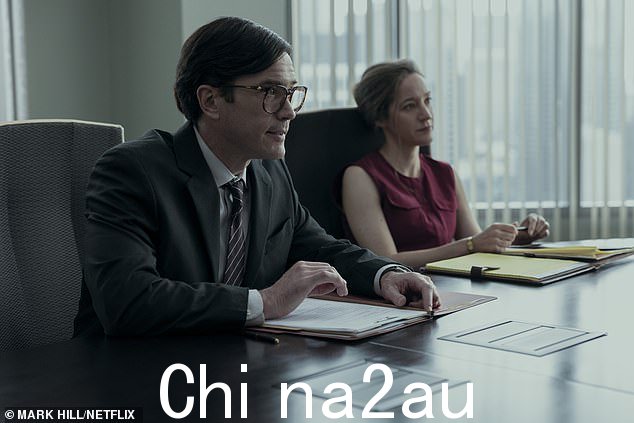 如图:《完整男人》第 101 集汤姆·佩尔弗里 (Tom Pelphrey) 饰演雷蒙德·皮普格拉斯 (Raymond Peepgrass),布鲁克·布鲁姆 (Brooke Bloom) 饰演桑迪·狄更斯 (Sandy Dickens)
