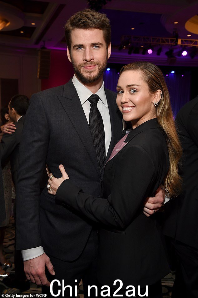 现年 31 岁的麦莉·赛勒斯 (Miley Cyrus) 在 2020 年透露,她的第一次性行为是与现年 34 岁的前夫利亚姆·海姆斯沃斯 (Liam Hemsworth)(2019 年合影)