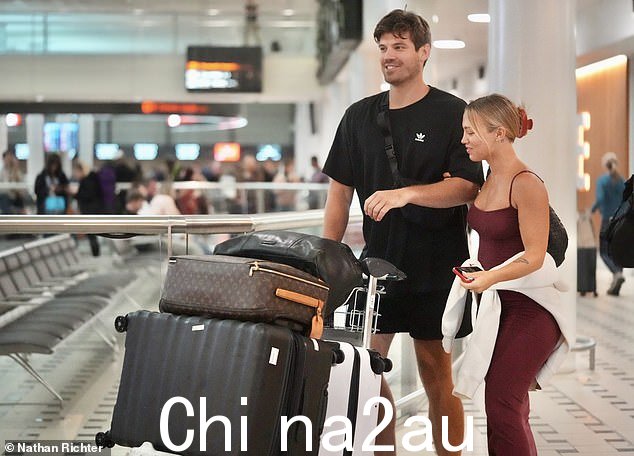 这对情侣在约会了三个月后于 12 月订婚,他们紧紧地抱在一起,看起来很迷恋