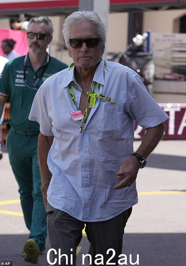 迈克尔·道格拉斯 (Michael Douglas) 身穿短袖开领衬衫搭配灰色长裤,造型酷炫