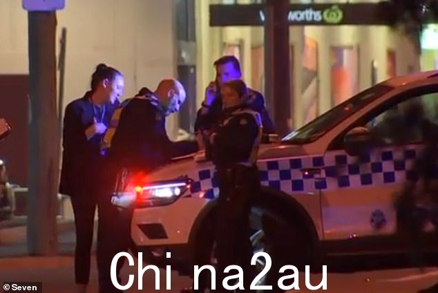 尽管据报道在斗殴中使用了砍刀,但涉案人员并未协助警方调查(如图,警察在现场)