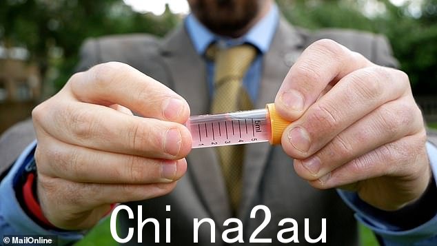 我们的记者拿着一瓶来自泰晤士河的水,里面含有大肠杆菌检测剂