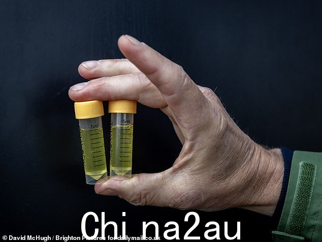 我们的记者从萨福克海岸线拿起两瓶水来测试是否存在大肠杆菌