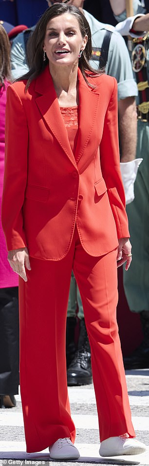 Letizia 出席奥维耶多活动时精神抖擞