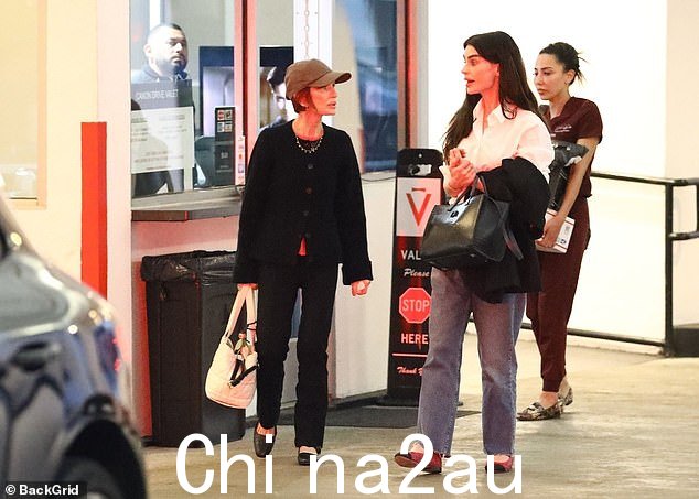 这位电视名人选择了休闲装扮,穿着黑色纽扣紧贴身体和喇叭裤
