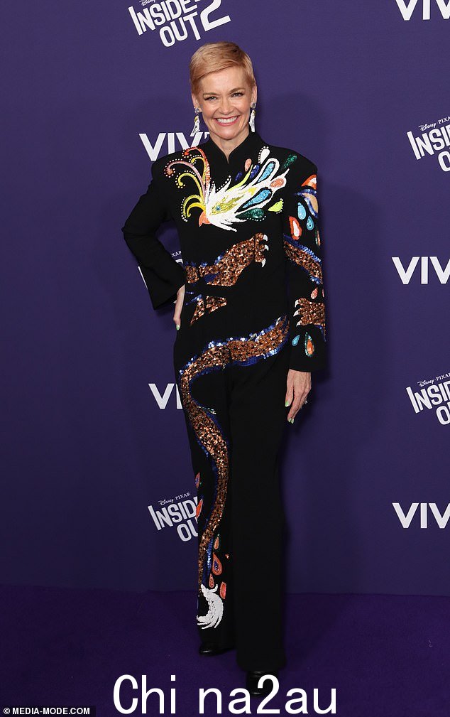 前 Studio 10 主持人 Jessica Rowe(如图)身着修身黑色长裙,全身饰有明亮的亮片设计,魅力四射