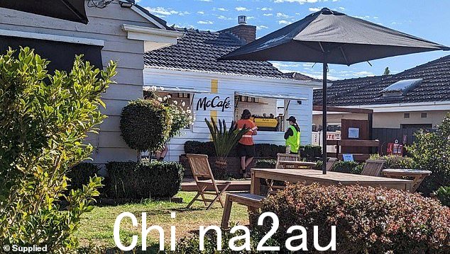 去年建筑工地马路对面的一家麦咖啡店停止向邻居提供免费咖啡,惹恼了他们