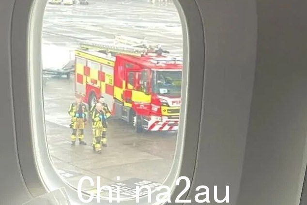 都柏林机场一架飞机外的消防队员和消防车,该飞机在土耳其上空经历了湍流,导致 12 人受伤