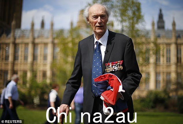 Joachim Ronneberg 被上议院书记员授予英国国旗后出现在伦敦议会外,2013 年