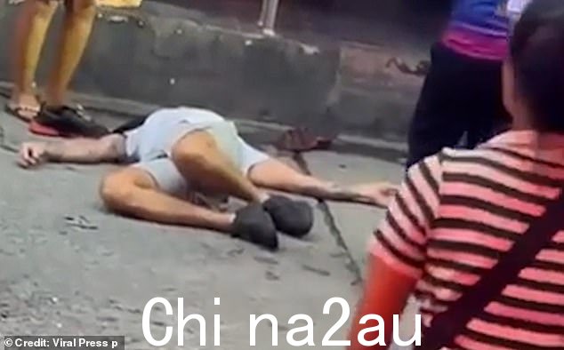 不久之后,该男子被击中头部侧面,一动不动地躺在地上