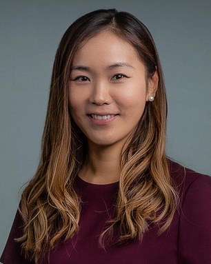 纽约大学皮肤科医生 Nayoung Lee 博士(如图)表示,上面有斑点的痣是黑色素瘤的征兆