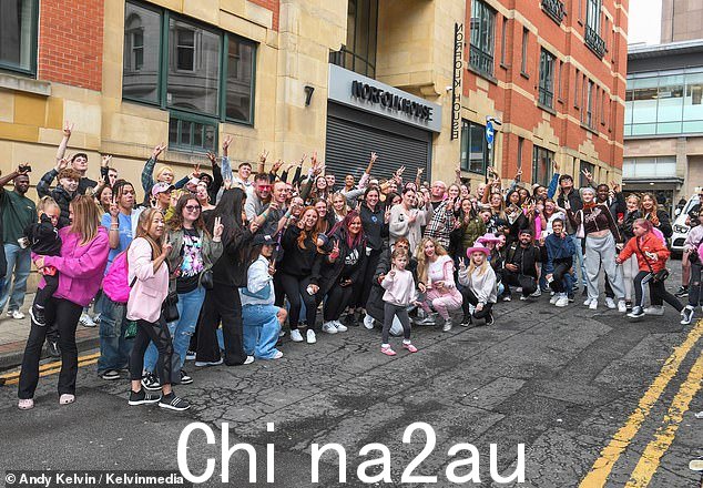 妮琪·米娜 (Nicki Minaj) 今天早上在曼彻斯特入住的酒店外聚集了粉丝,试图一睹这位明星的风采