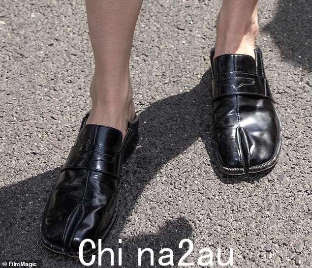 分趾乐福鞋绝非时尚失礼,而是 Maison Margela 设计的时尚主打产品 - 被称为“Tabis” - 以其舒适性和灵活性而闻名” class=