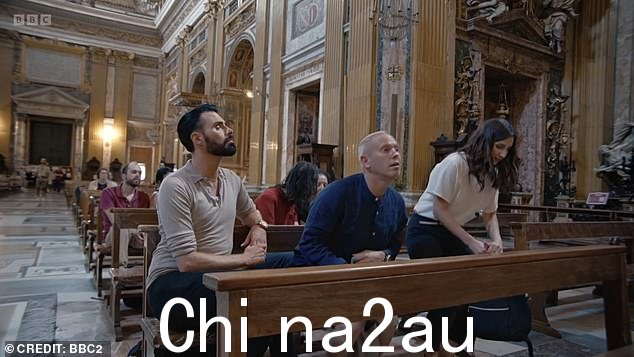 他们两人假扮大卫和歌利亚,拍摄了一张以意大利文艺复兴时期艺术家卡拉瓦乔的血腥杰作为蓝本的照片