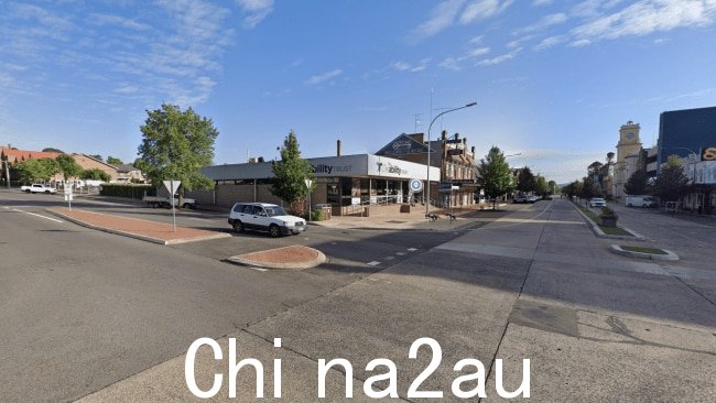 部署了路钉,但车辆继续行驶,然后撞到奥本街和维尔纳街交叉口附近的一棵树,并在那里停下来。图片:谷歌地图