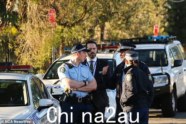 A路人在悉尼西南部的库克河岸上发现了“出生的证据”(周二,随着搜索的继续,警察和侦探出现在现场)” class=