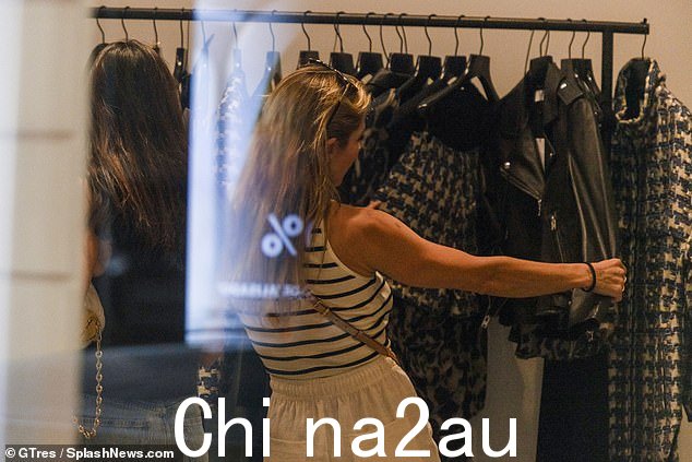 有人看到这位女演员在购物期间翻阅时尚服装