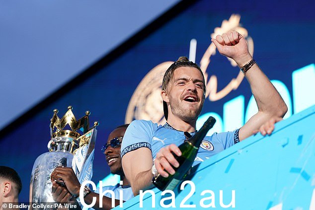 2024 年 5 月 26 日曼城奖杯游行期间,Grealish 拿着一瓶香槟与队友一起欢呼