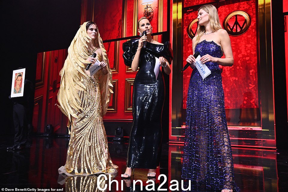 (从左到右)Coco Rocha、Kurkova 和 Toni Garrn 在第 30 届 amfAR 戛纳盛典上发表讲话,该盛会由萧邦与红海国际电影节于 2019 年 12 月 17 日在伊甸角酒店举办。 5 月 23 日