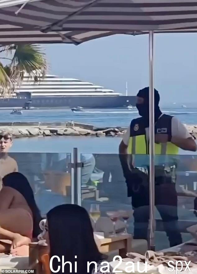 一名戴着巴拉克拉法帽的警官在马贝拉度假村进行“例行检查”期间站岗