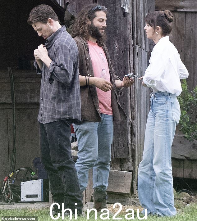 唯物主义者将以一名媒人为中心,她平衡了她与一位富翁的新关系与她对演员兼服务员前任的挥之不去的感情-boyfriend