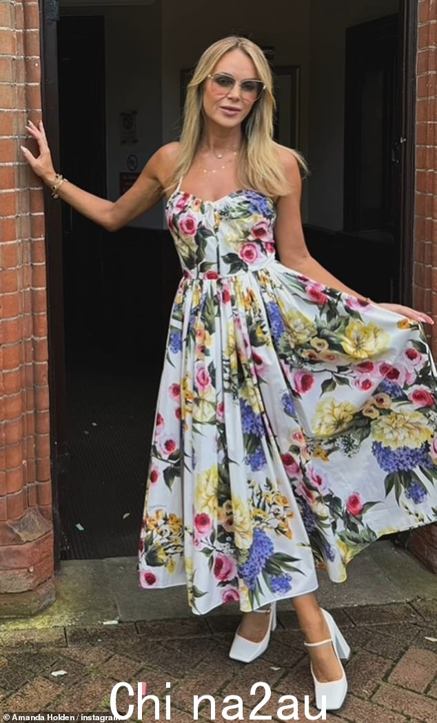 阿曼达·霍顿 (Amanda Holden) 周一在 Instagram 上与长得很像的女儿霍莉 (Hollie) 一起参加了一场“特别朋友的婚礼”,身着碎花连衣裙的阿曼达·霍顿 (Amanda Holden) 看起来不可思议” class=